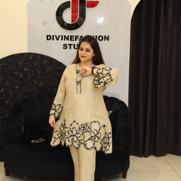 Women’s Ivory Cotton Floral Embroidered Kurta Set