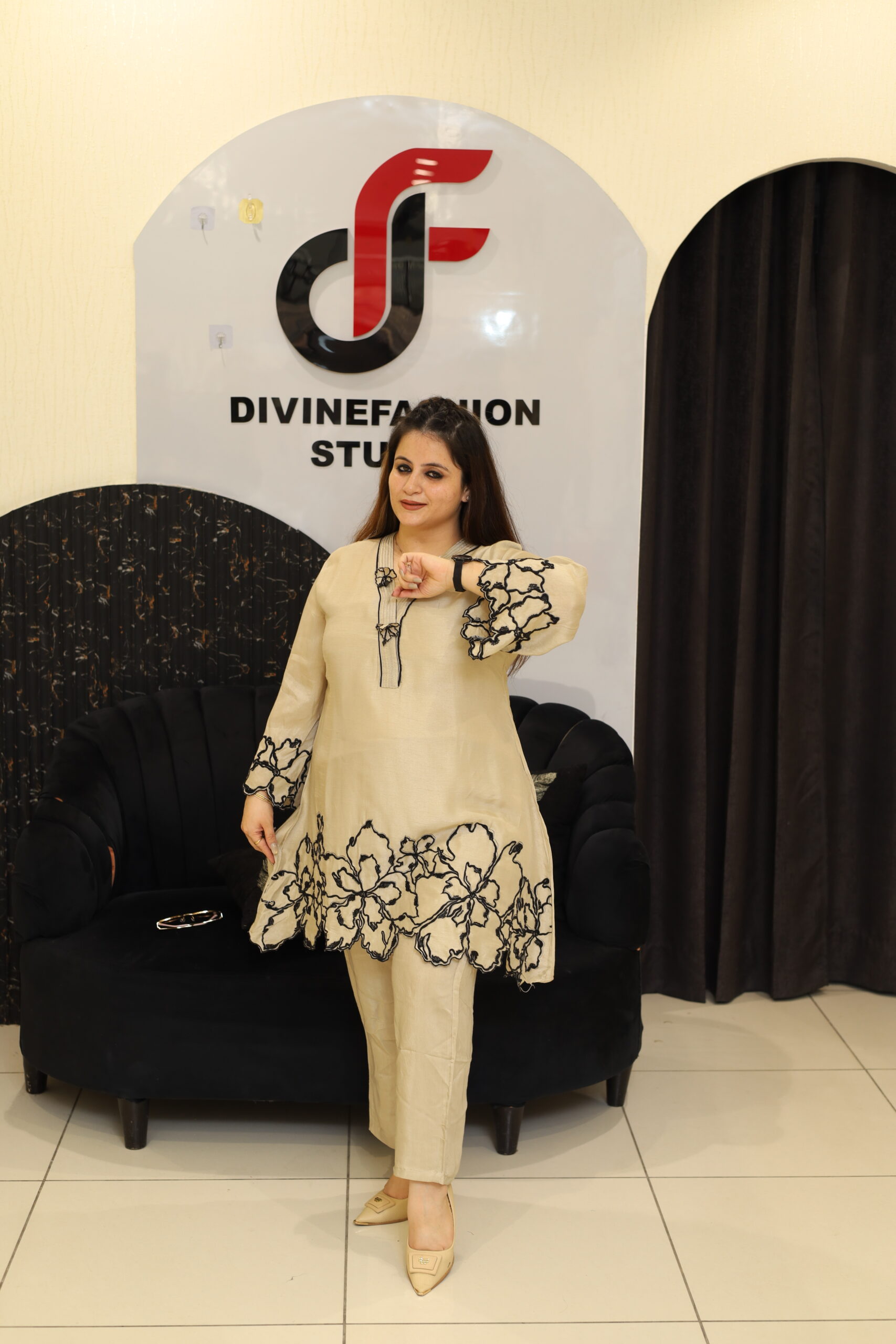 Women’s Ivory Cotton Floral Embroidered Kurta Set